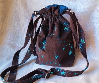 Sac bourse Orphéa en velours côtelé marron orné de broderies fleurs et sequins bleu turquoise, création artisanale coordonnée à la collection Forêt d'Émeraude.