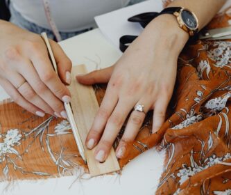 Apprenez la couture à deux directement chez vous. Packs duo personnalisés, projets créatifs et déplacements autour de Clermont-l’Hérault.