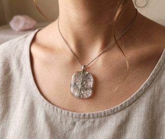 Pendentif Arbre de Vie en résine et quartz rose porté avec chaîne argentée en acier inoxydable.