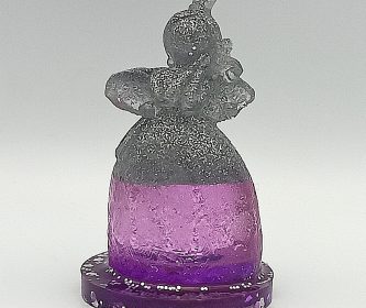 photo-ange-resine-debout-sur-socle-pailletes-violet