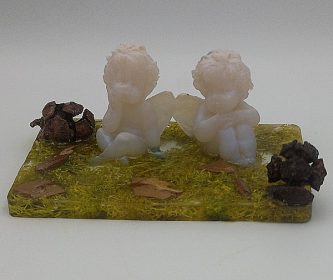 photo-anges-resine-deux-garcons-blancs-sur-socle-mousse-pomme-de-pin-vue-de-face(1)