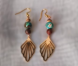 Bijoux d'oreilles artisanaux avec feuilles dorées, perles vertes et perles en bois naturel, création mystique pour la collection Forêt d'Émeraude.