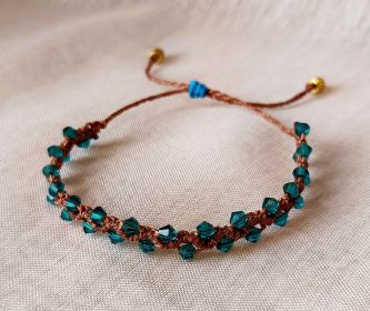 Bracelet artisanal marron et vert en micro-macramé. Un bijou au point Zigo aux tons naturels, réglable et résistant. Création unique faite main.