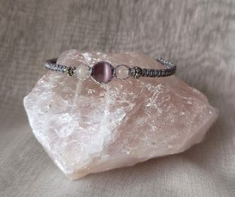 Bracelet mauve et argenté en micromacramé avec perle oeil de chat et pierres de lune.