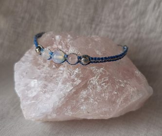 Bracelet argenté et bleu en micromacramé avec opale centrale et quartz rose.