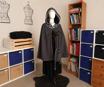 photo cape grise chardons scintillants portée par un mannequin dans l'atelier de Celkribi Kréas