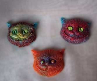 Trois chats malicieux magnets, vert, orange, rouge.