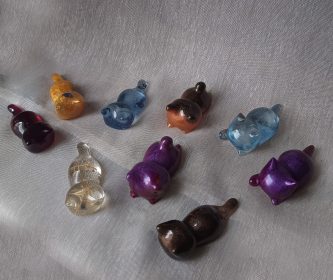 Chats en résine porte pinceaux ou décoratif. Vue d'ensemble. Choix entre plusieurs couleurs