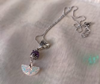 Collier argenté, perle amethyste demi lune holographique