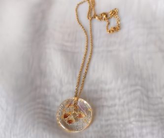collier doré pendentif donut résine chaine acier inoxydable