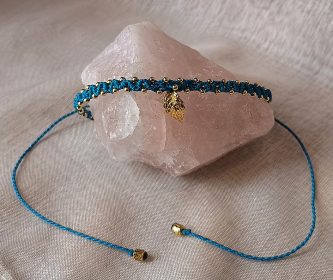 Collier ras de cou et diadème en micro macramé turquoise foncé avec une feuille dorée centrale et des perles dorées, collection Forêt d’Émeraude