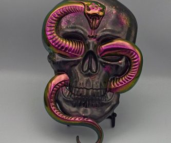 photo-decoration-murale-resine-skull-serpent-noir-rose-vue-de-face(1)