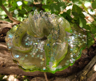 photo-dragon-couche-socle-resine-vert-paillettes-vue-haut