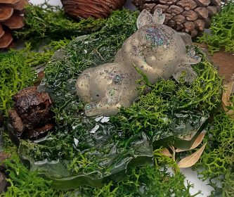 photo-faon-resine-bllanc--socle-mousse-allonge-vue-decors