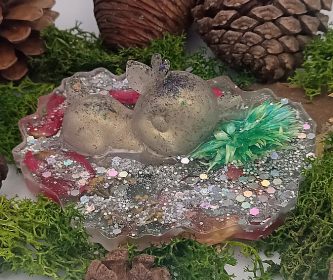 photo-faon-resine-ecru-socle-paillettes-blanc-allonge-vue-decors