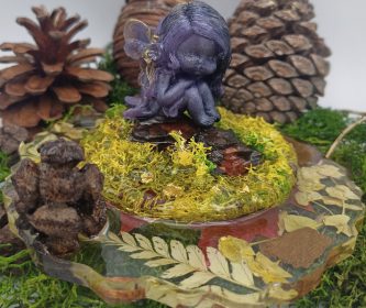 photo-fee-resine-sur-socle-mousse-feuilles-ecorces-vue-decors(1)