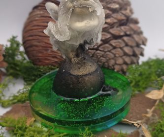 photo-fee-resine-sur-socle-vert-vue-decors