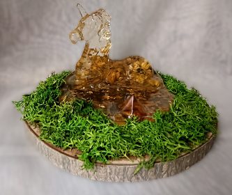 Figurine de licorne résine avec inclusions de fleurs séchées de mimosa sur socle bois et mousse stabilisée verte.autres vues