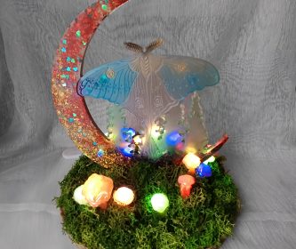Création artisanale d'un papillon de nuit et croissant de lune en résine sur socle en bois et véritable mousse verte stabilisée. Champignons allumés