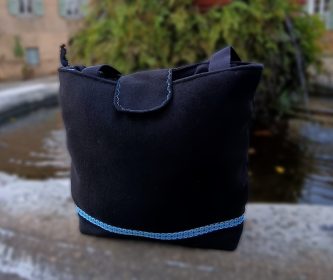 Sac Mini Krea collection Moon star. Noir et bleu lainage et polyester. vue sur la fontaine