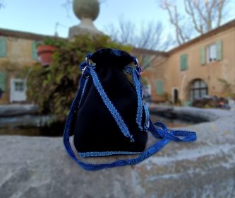 Sac Orphéa collection Moon Star. Noir et bleu. Sac pochon. Vue posé sur une fontaine