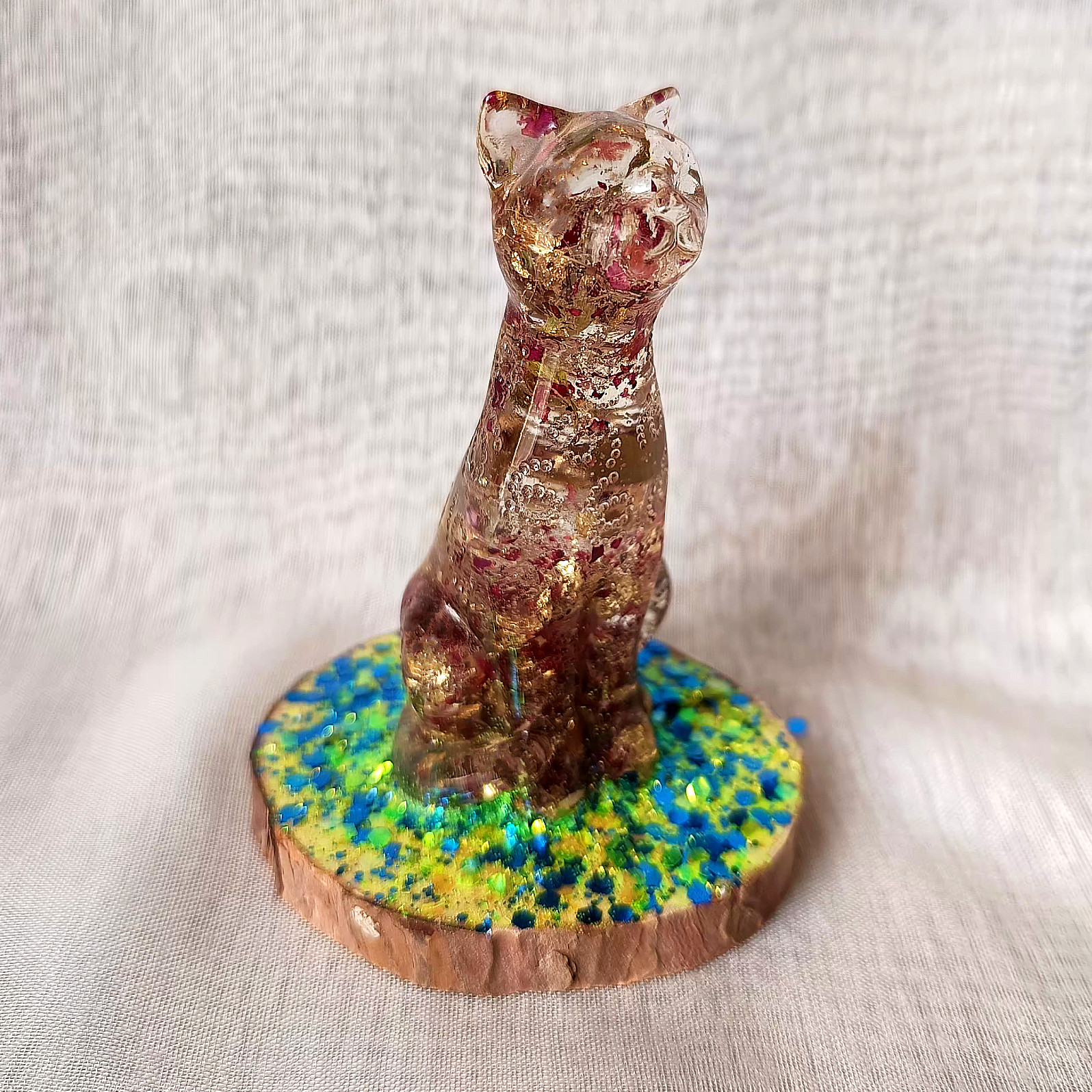 Chat assis en résine paillettes sur socle bois