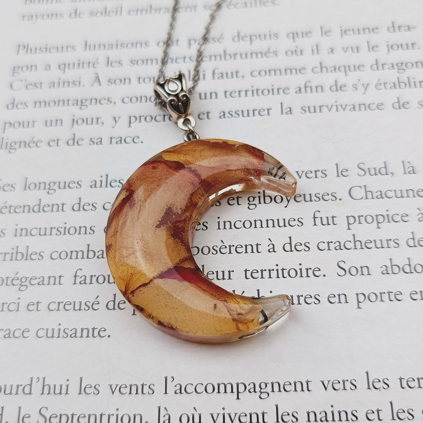 Collier argenté lune résine – Image 3