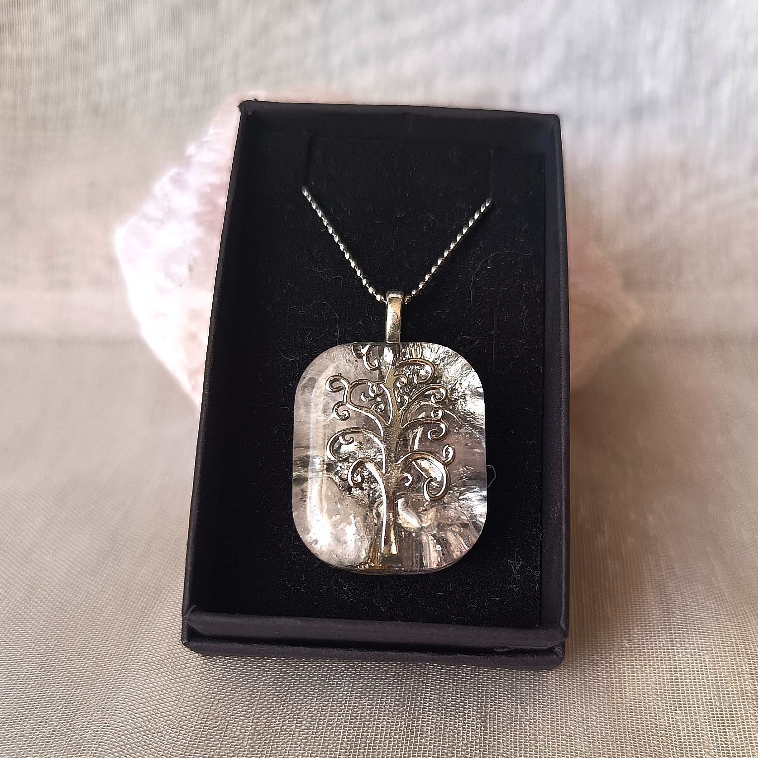 Collier argenté Arbre de Vie et quartz rose présenté dans sa boîte cadeau noire.