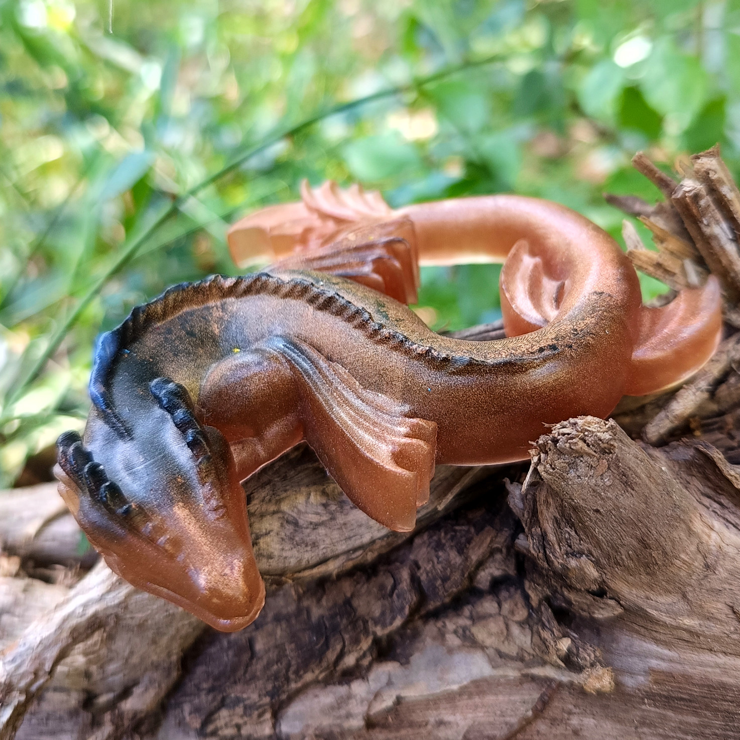 Dragon des eaux marron et noir – L’esprit de la roche et de l’ombre