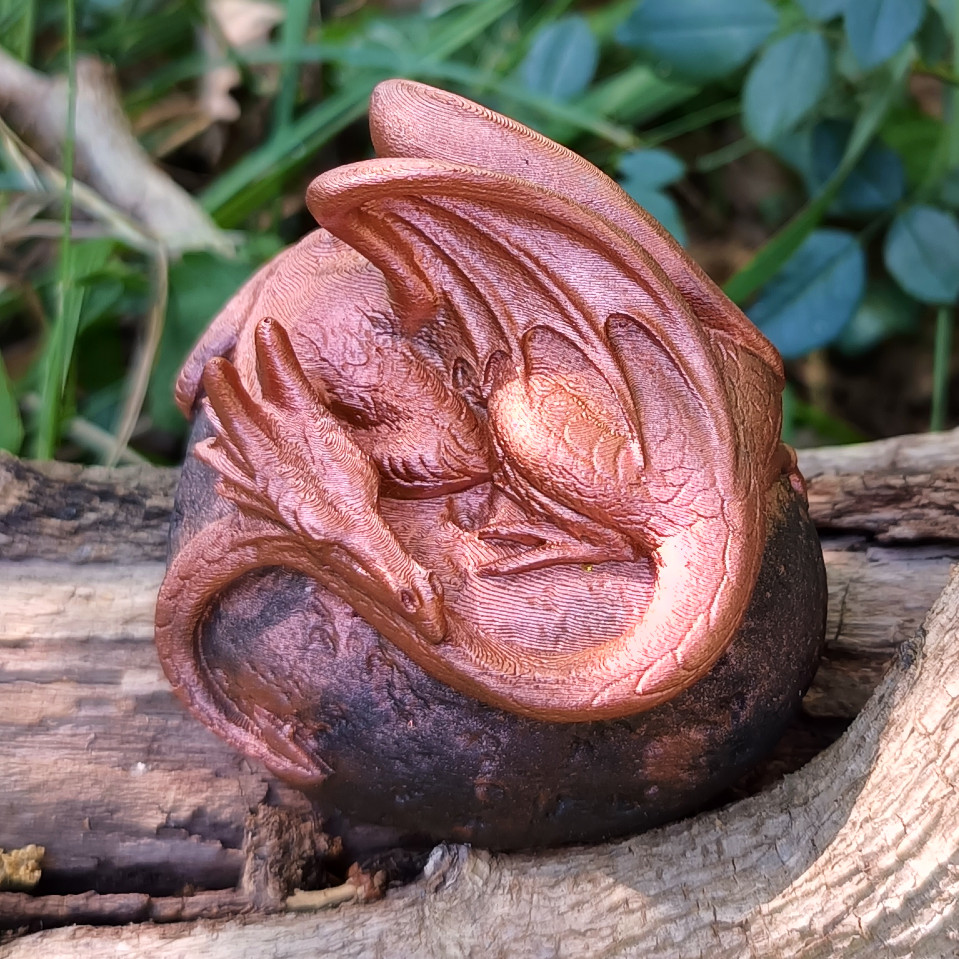 Le dragon sur rocher noir et cuivré