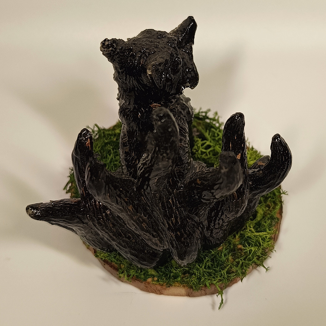 Grand renard à 9 queues noir sur socle végétal – Image 4