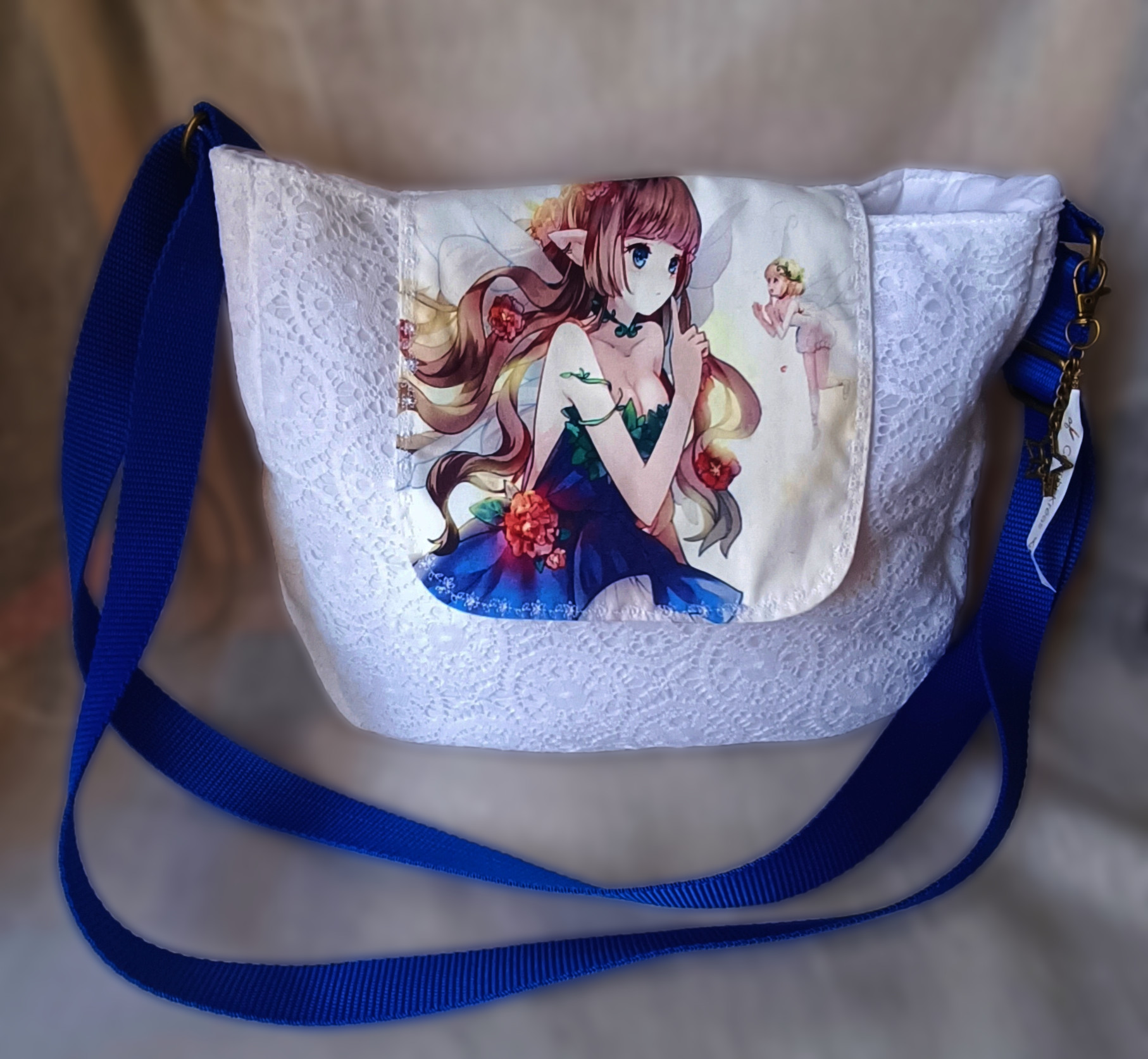 Gros plan de face du sac Kréa Chic révélant l'illustration de la fée bleue et le relief de la dentelle upcyclée.