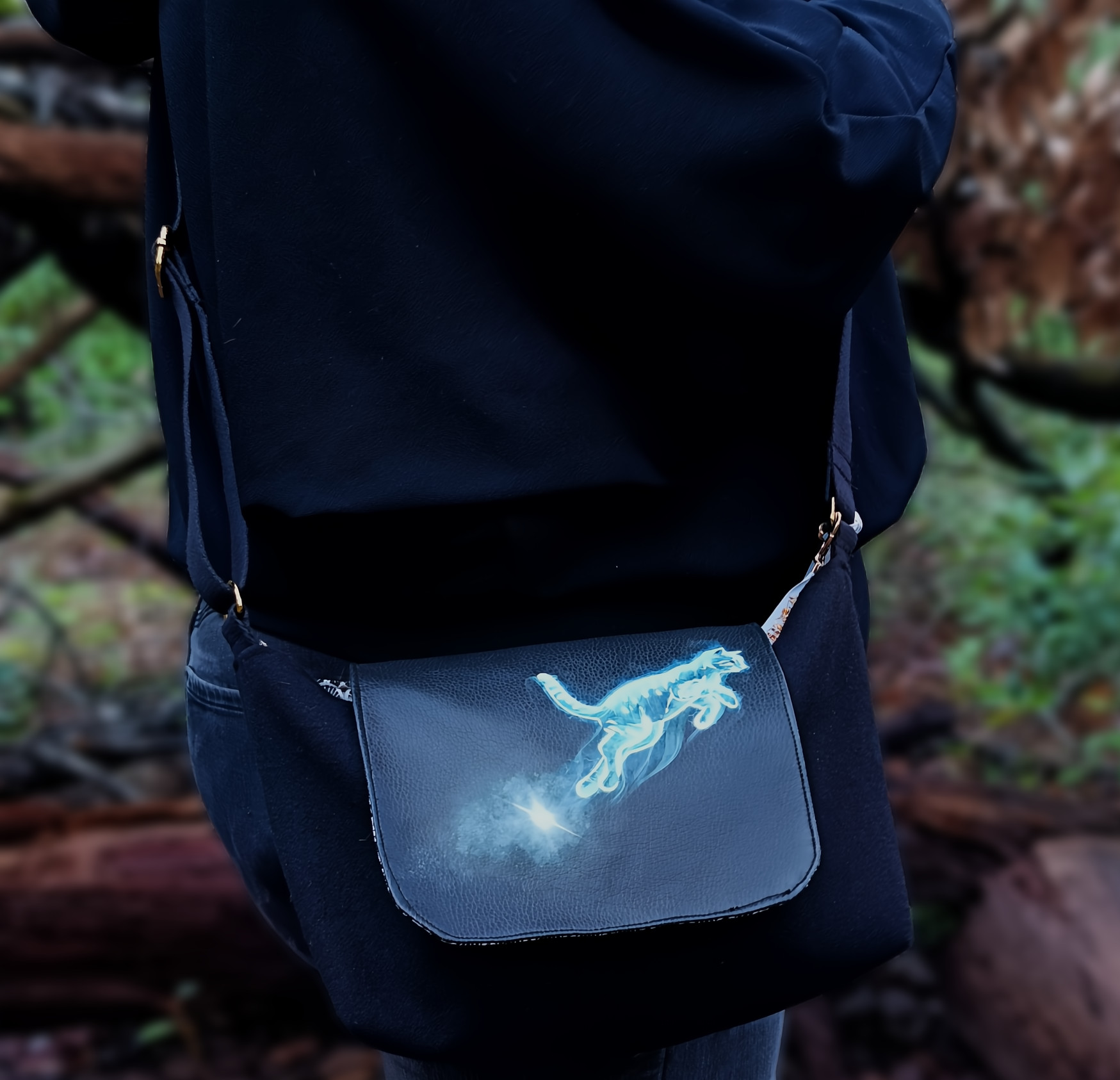 Sac Kréature collection Moon star, rabat simili cuir imprimé chat bleu bondissant. Vue porté